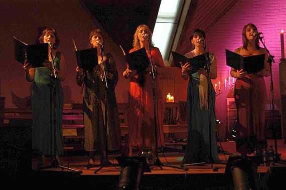 Enya singt mit Schwestern und Bekannten im Chor